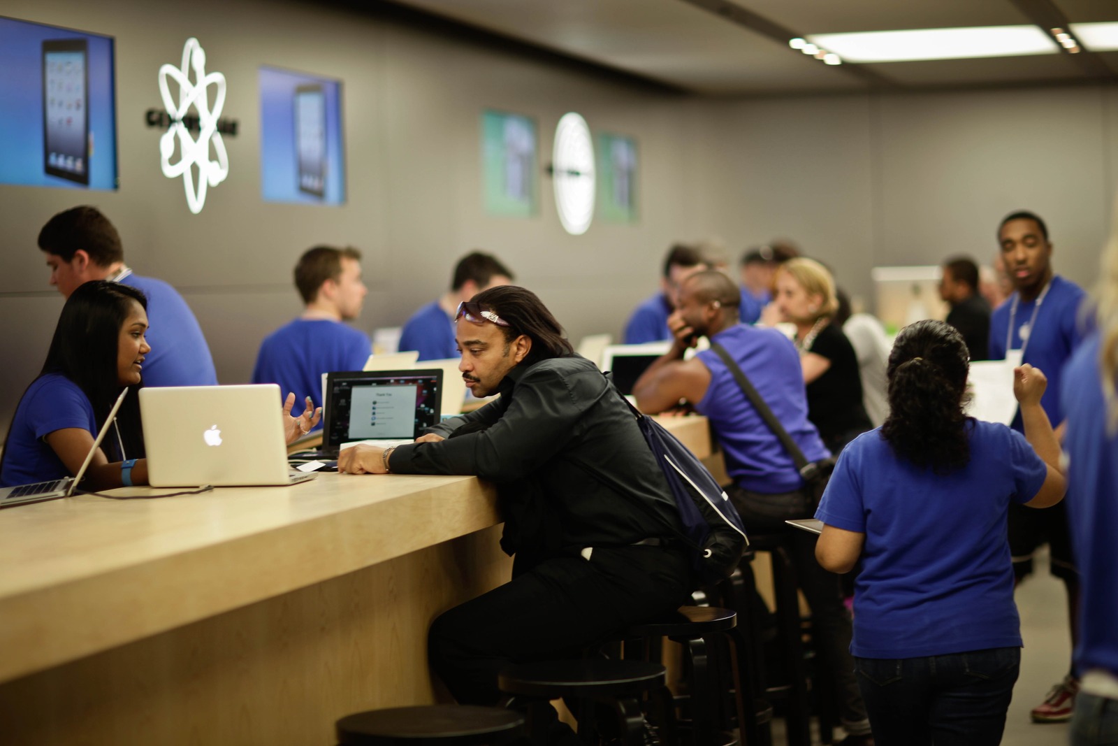 Tech Interaction at Apple Store