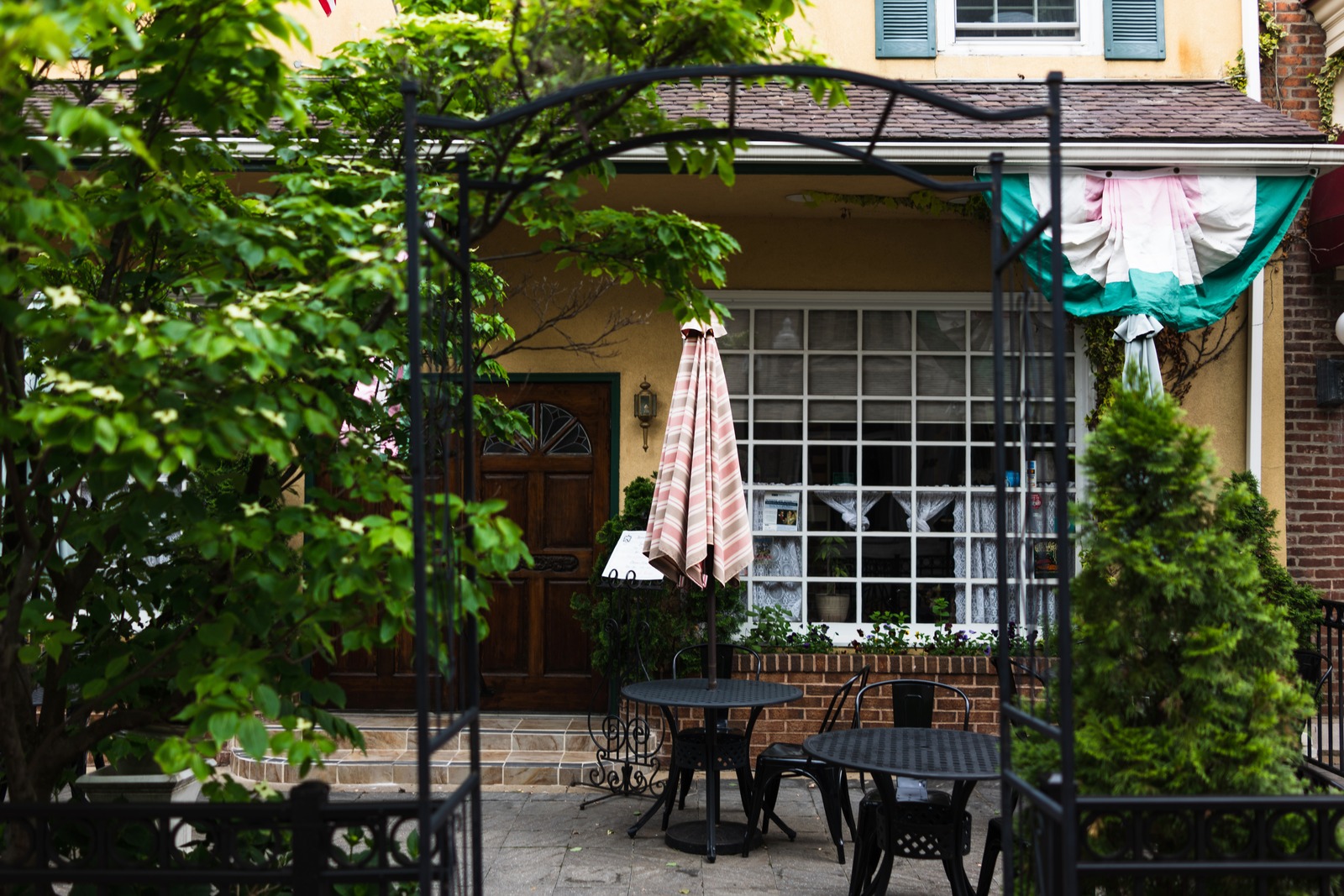 Charming Café Retreat