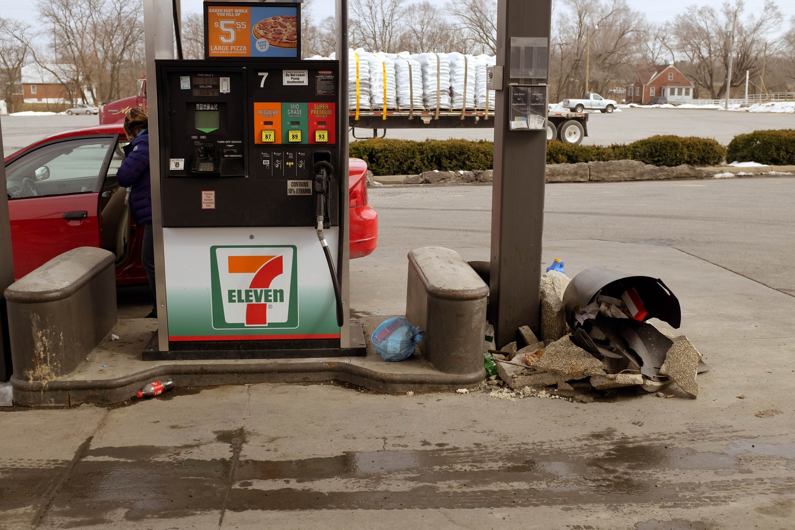 Everyday Convenience Store Scene