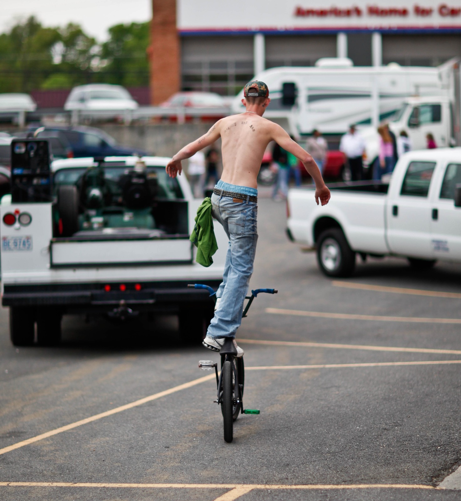 Daring Balance in the Streets