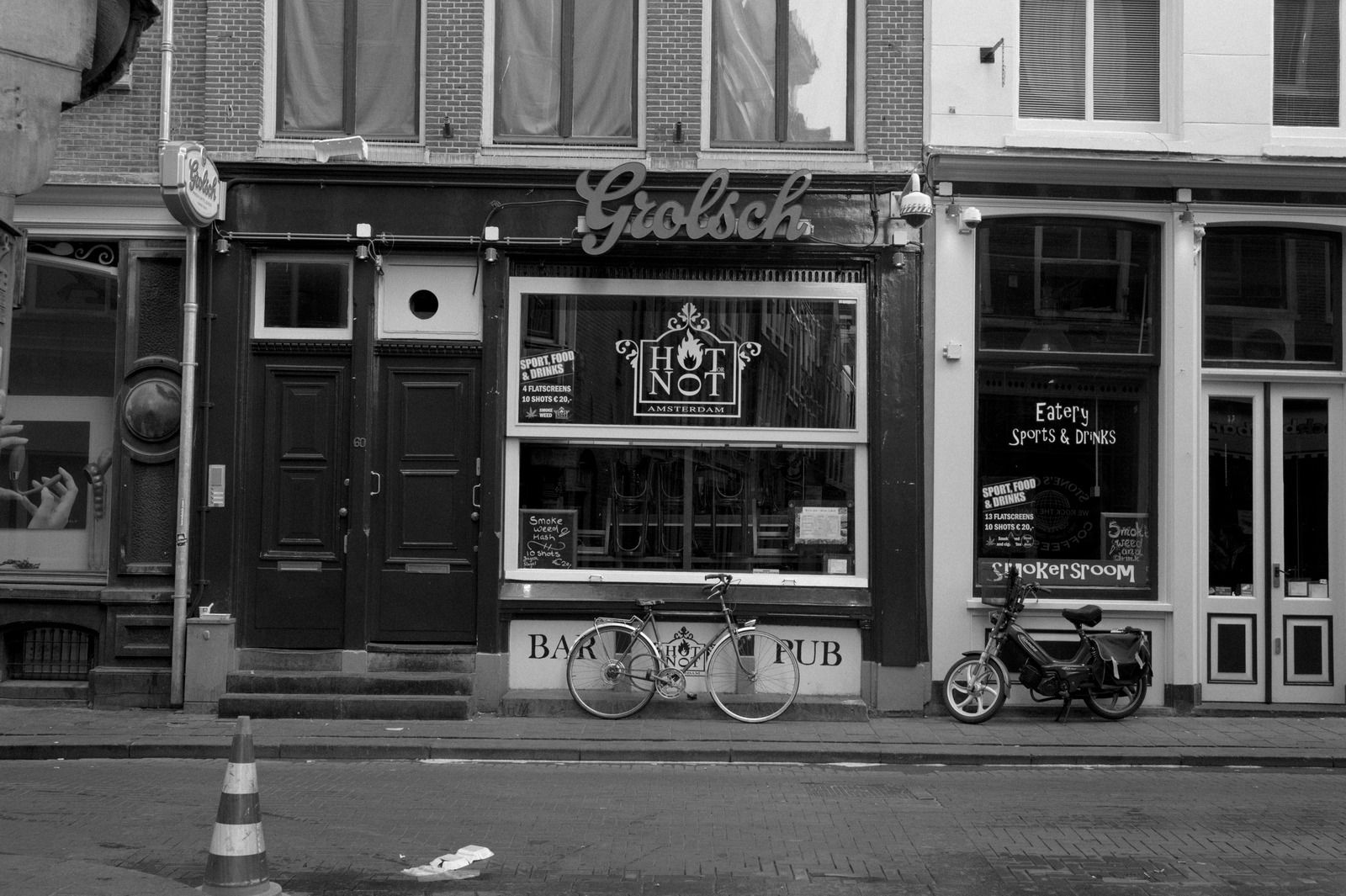 Quiet Amsterdam Pub Scene