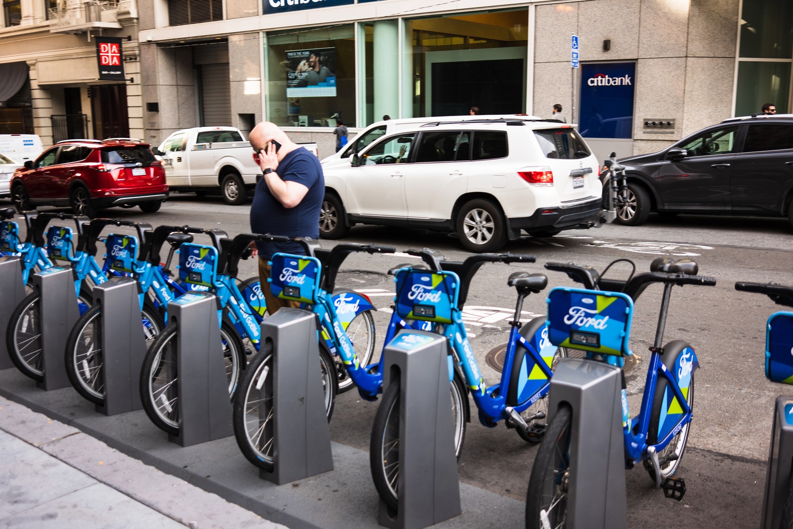 Urban Commuter Pause