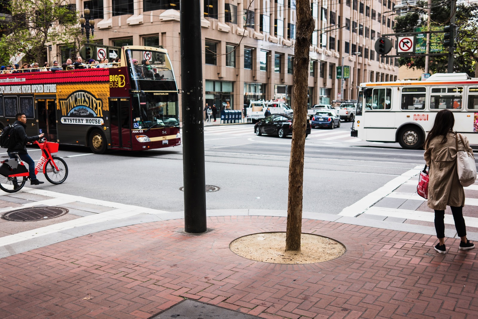 Urban Intersection Dynamics