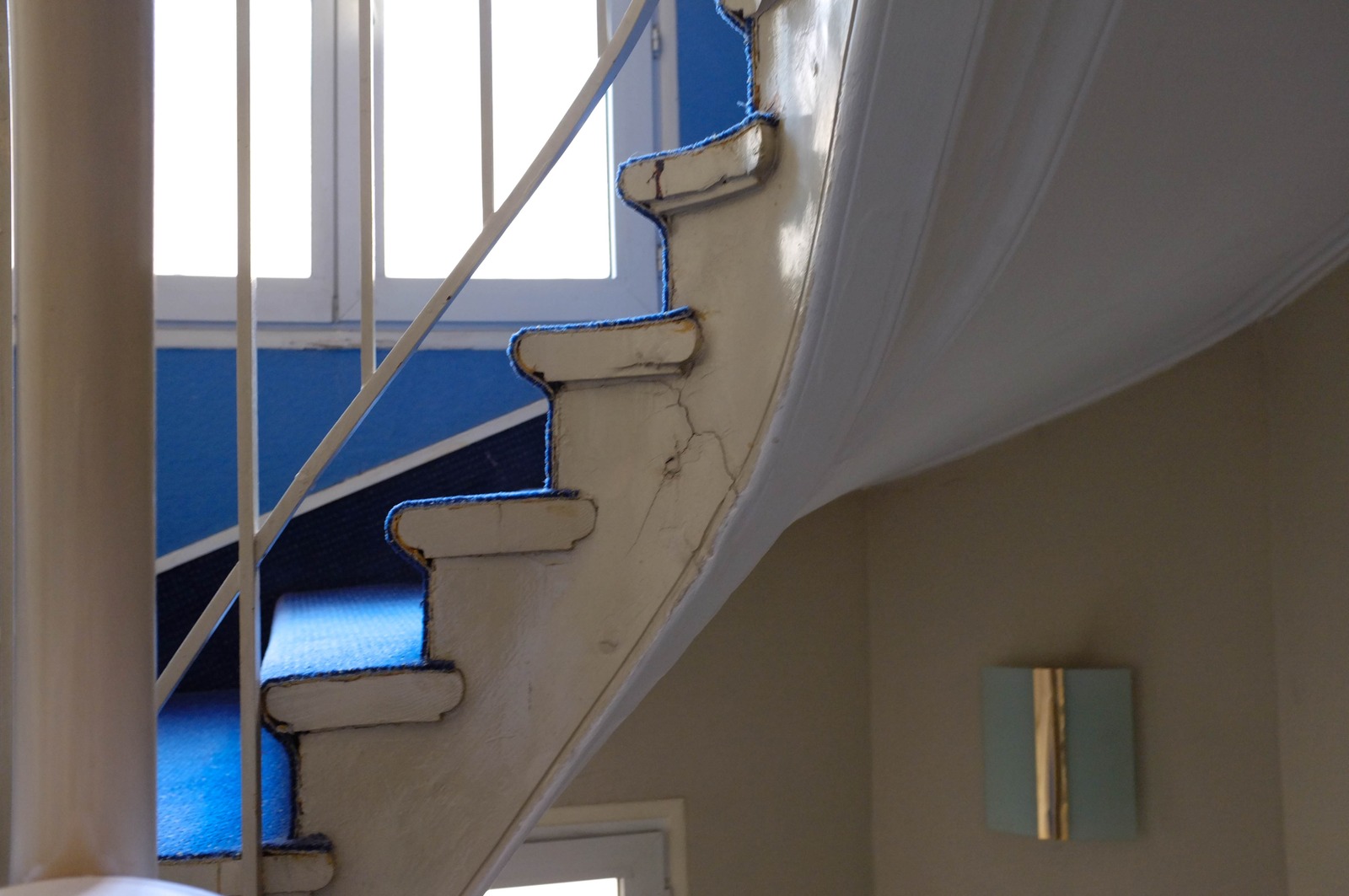 Curved Steps of Light