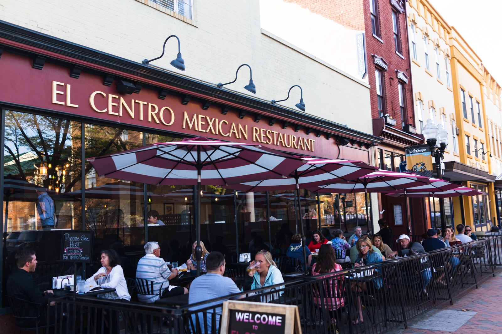 Vibrant Dining Experience