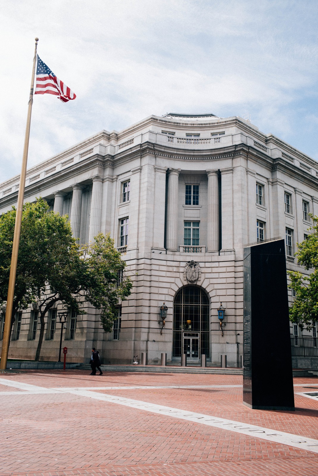 Urban Monumental Contrast