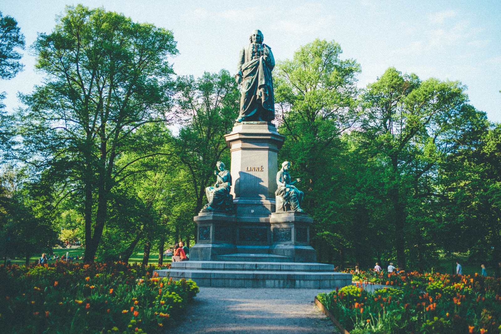 The Statuesque Tribute