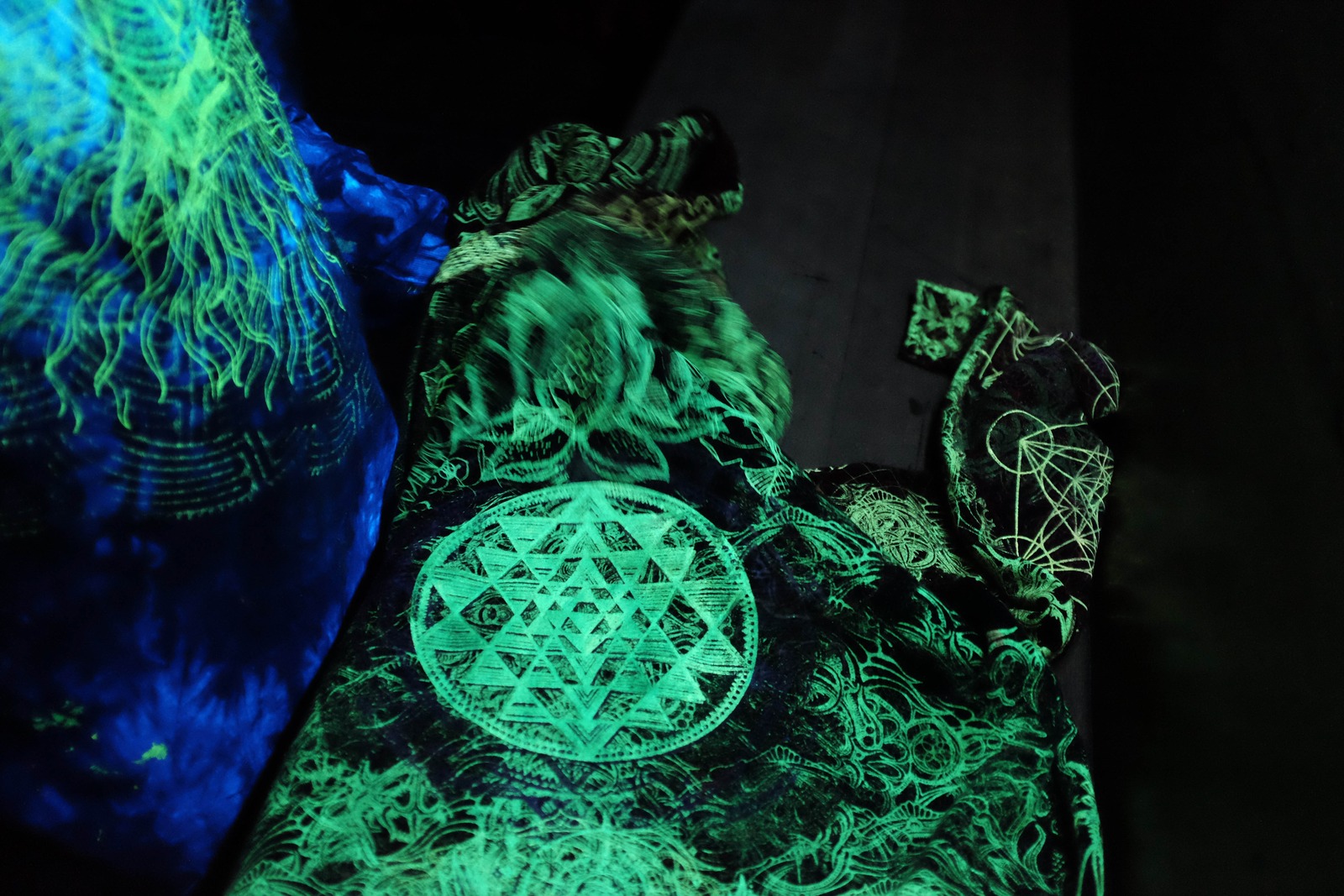 Illuminated Patterns in Darkness