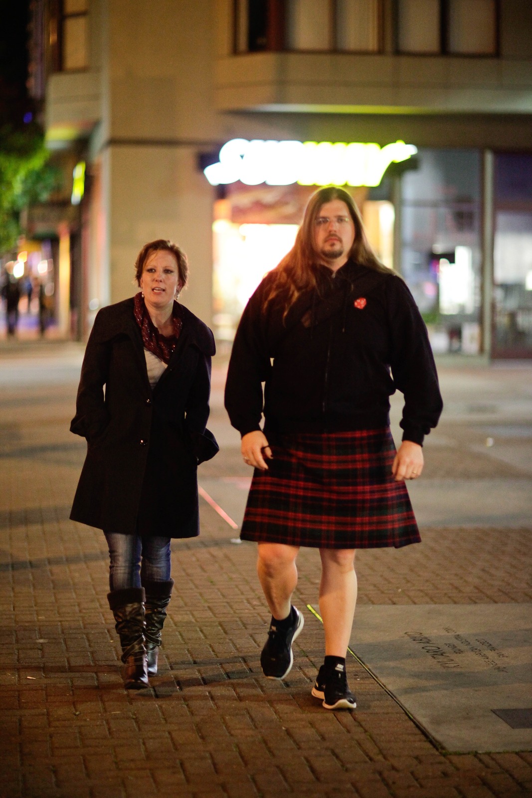 Night Stroll in Contrast