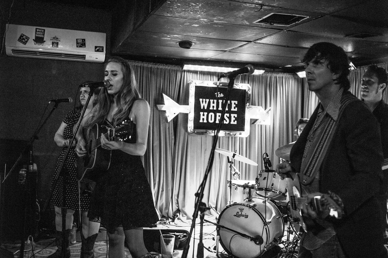 Intimate Melodies at The White Horse