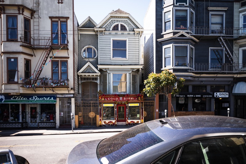 Quaint Urban Contrast