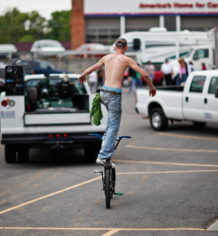 Daring Balance in the Streets