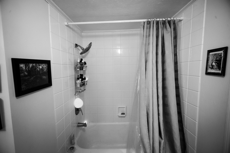 Monochrome Bath Escape