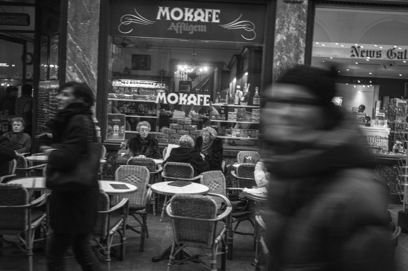 Café Life in Motion